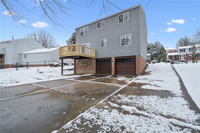 123 Penn Crest Dr, White Oak, PA 15131