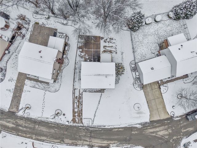 123 Penn Crest Dr, White Oak, PA 15131