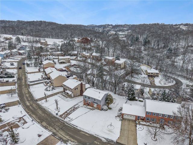 123 Penn Crest Dr, White Oak, PA 15131