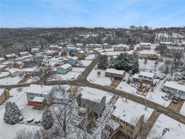 123 Penn Crest Dr, White Oak, PA 15131