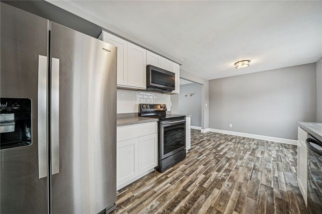 123 Penn Crest Dr, White Oak, PA 15131