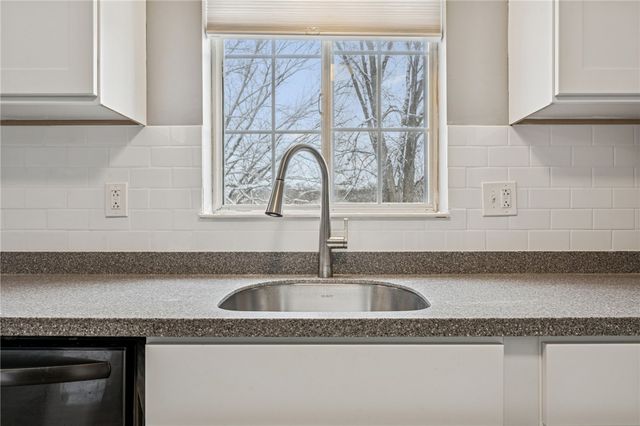 123 Penn Crest Dr, White Oak, PA 15131