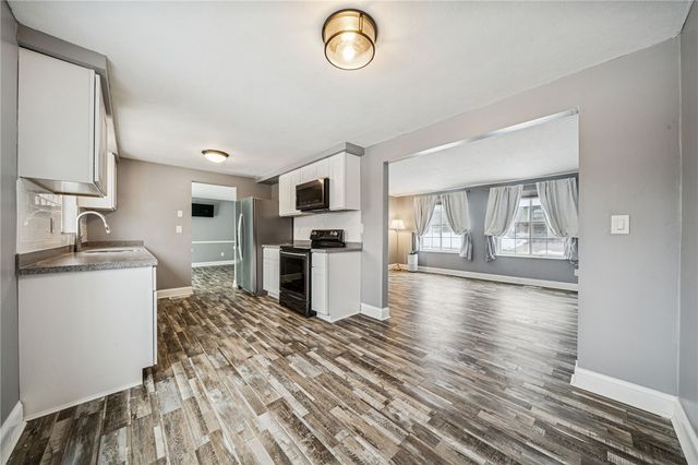 123 Penn Crest Dr, White Oak, PA 15131