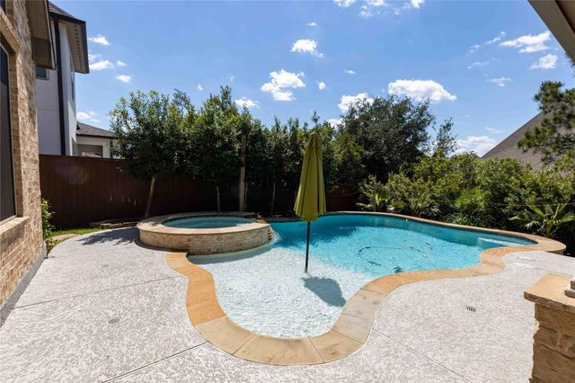 6 Canopy Green Drive, Tomball, TX 77375