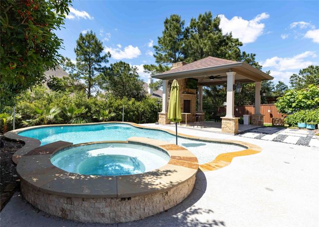 6 Canopy Green Drive, Tomball, TX 77375