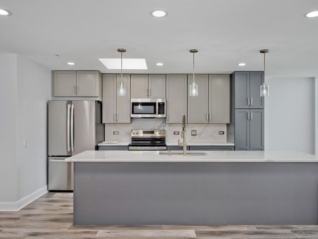 1800 Dewes Street 305, Glenview, IL 60025