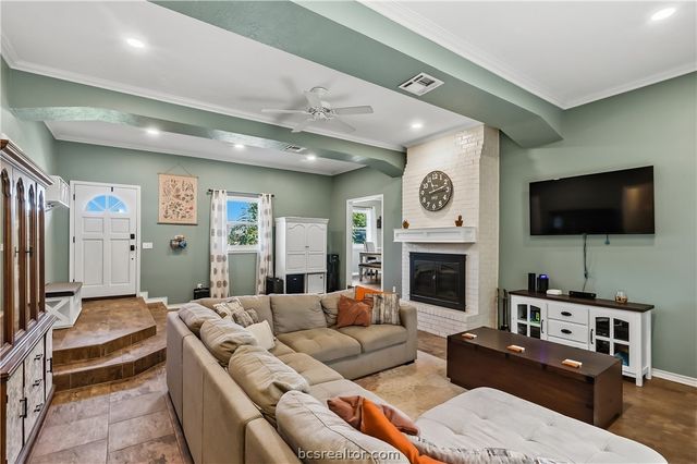 2304 Quail Hollow Drive, Bryan, TX 77802