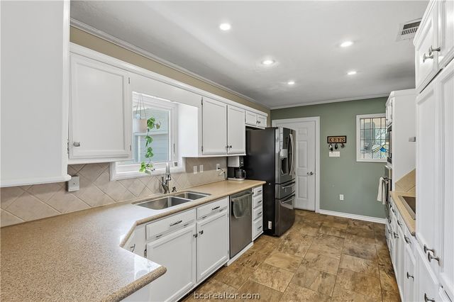 2304 Quail Hollow Drive, Bryan, TX 77802