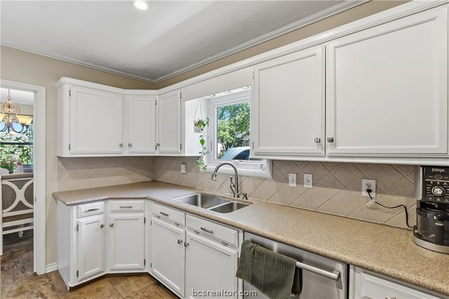2304 Quail Hollow Drive, Bryan, TX 77802
