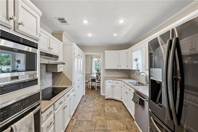 2304 Quail Hollow Drive, Bryan, TX 77802