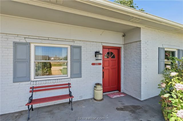 2304 Quail Hollow Drive, Bryan, TX 77802