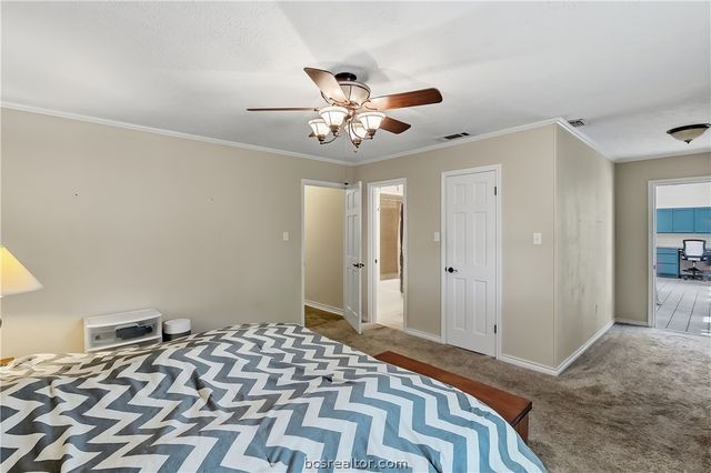 2304 Quail Hollow Drive, Bryan, TX 77802