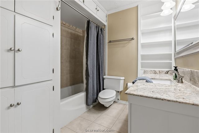 2304 Quail Hollow Drive, Bryan, TX 77802
