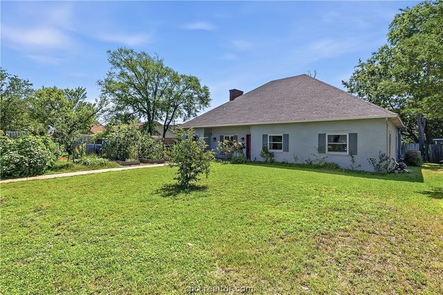 2304 Quail Hollow Drive, Bryan, TX 77802