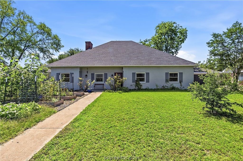 2304 Quail Hollow Drive, Bryan, TX 77802