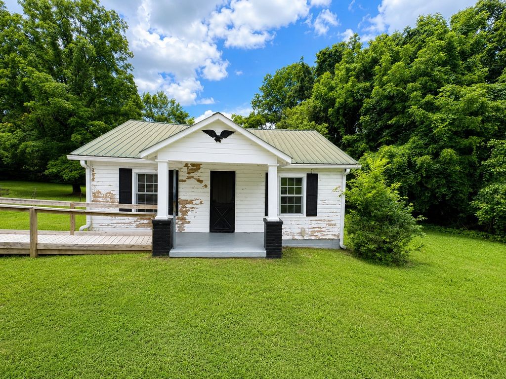 310 Davis Dr, Clarksville, TN 37040