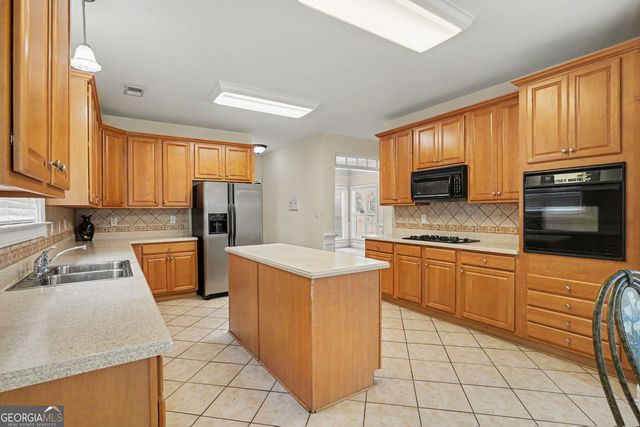 1086 Rowanshyre Circle, Mcdonough, GA 30253