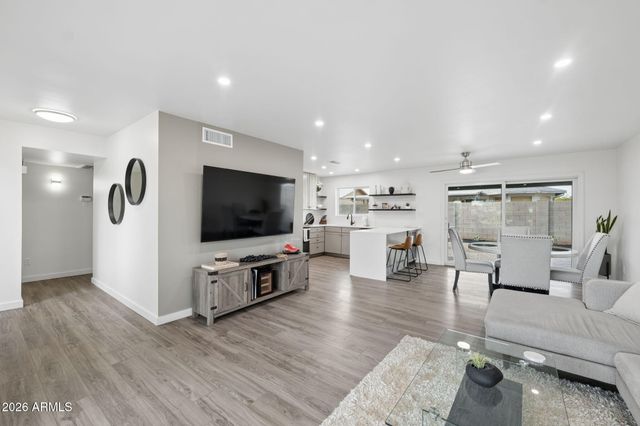 3822 E DAHLIA Drive, Phoenix, AZ 85032