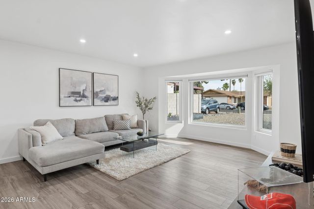 3822 E DAHLIA Drive, Phoenix, AZ 85032