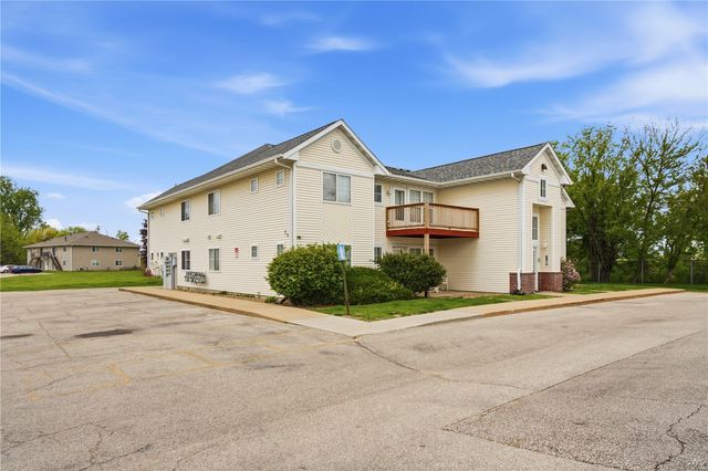 74 Miller Avenue SW 8, Cedar Rapids, IA 52404