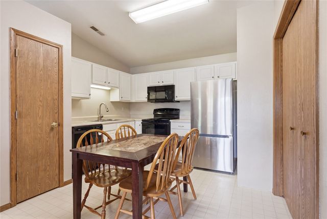 74 Miller Avenue SW 8, Cedar Rapids, IA 52404