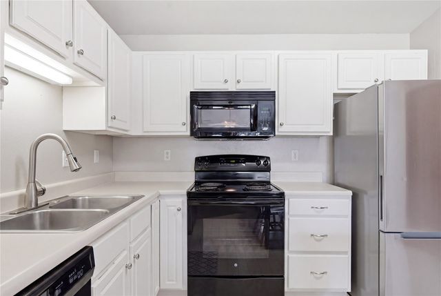 74 Miller Avenue SW 8, Cedar Rapids, IA 52404