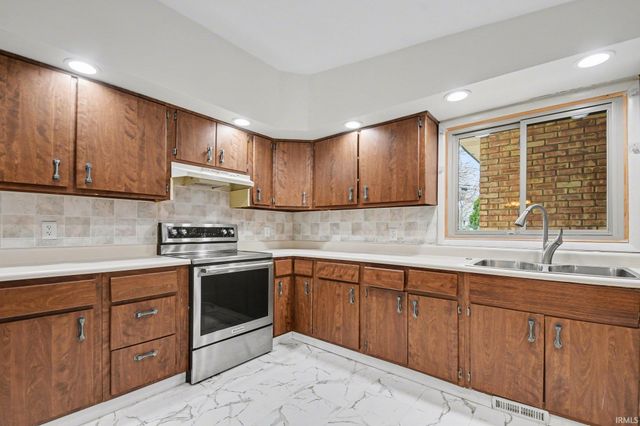 826 Whitehall Drive, South Bend, IN 46615