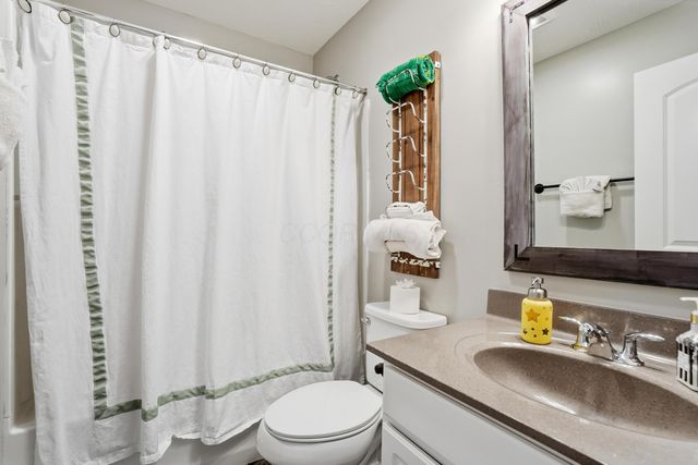 190 Rosewood Loop SW, Commercial Point, OH 43116