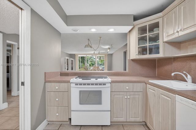 823 Cypress Blvd 104, Pompano Beach, FL 33069