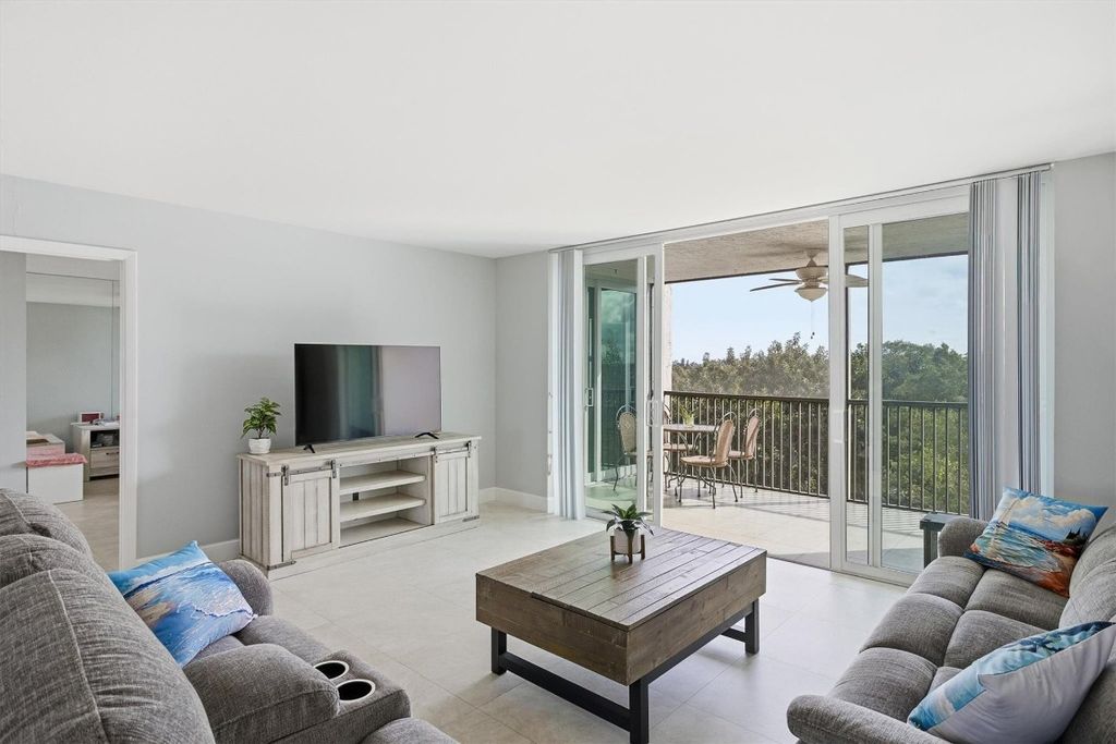 3910 Inverrary Boulevard 708-B, Lauderhill, FL 33319