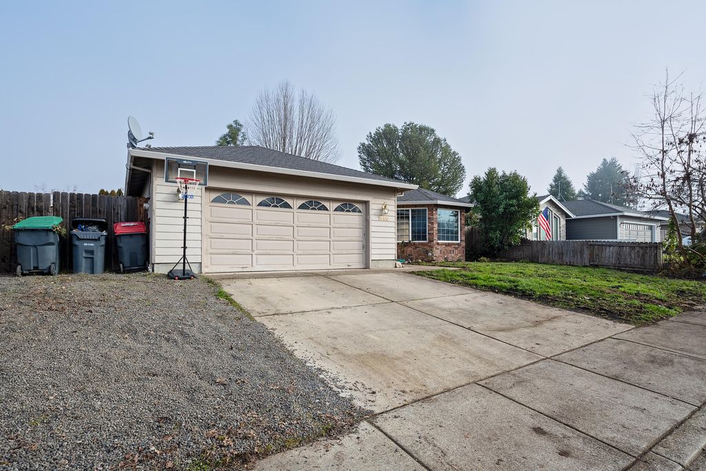 1860 Cottonwood Drive, Central Point, OR 97502