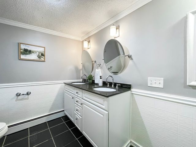 28 Wells Ave, Chicopee, MA 01020