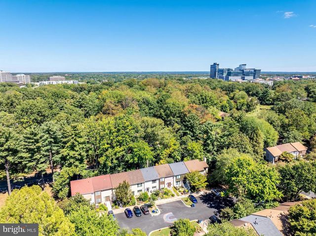 2002 GOLF COURSE DR, Reston, VA 20191