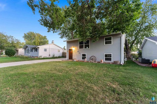 213 N Meyer Ln Lane, Sioux Falls, SD 57103