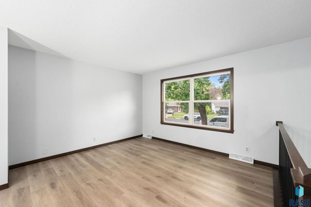 213 N Meyer Ln Lane, Sioux Falls, SD 57103