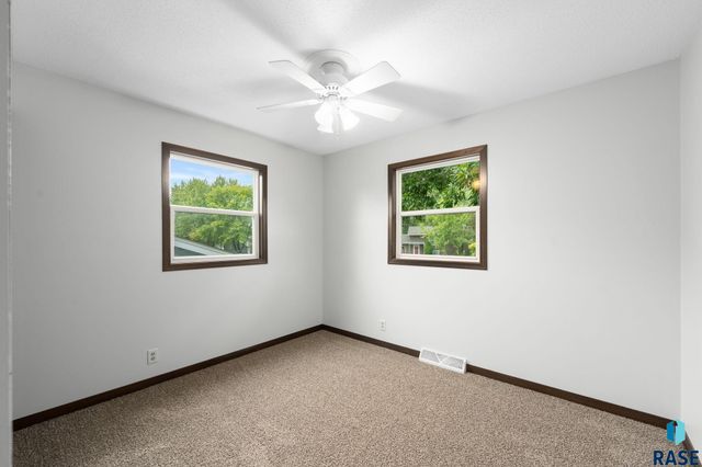 213 N Meyer Ln Lane, Sioux Falls, SD 57103