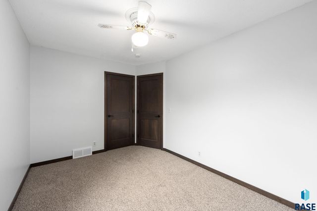 213 N Meyer Ln Lane, Sioux Falls, SD 57103
