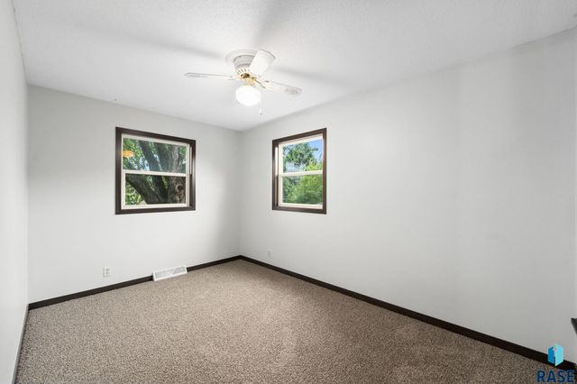 213 N Meyer Ln Lane, Sioux Falls, SD 57103