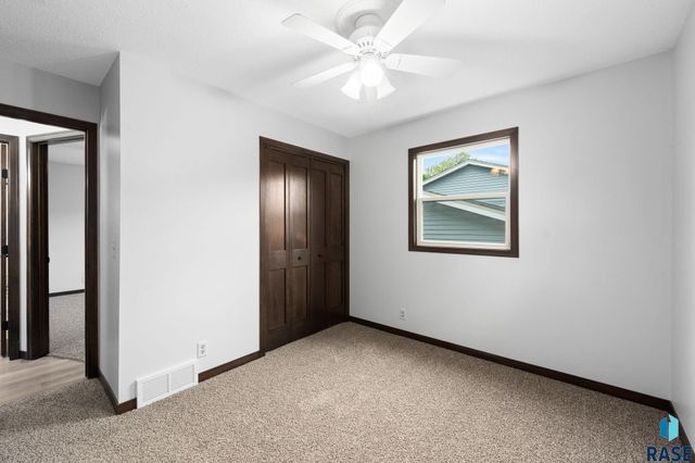 213 N Meyer Ln Lane, Sioux Falls, SD 57103