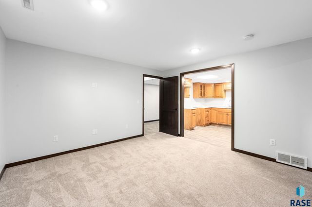 213 N Meyer Ln Lane, Sioux Falls, SD 57103