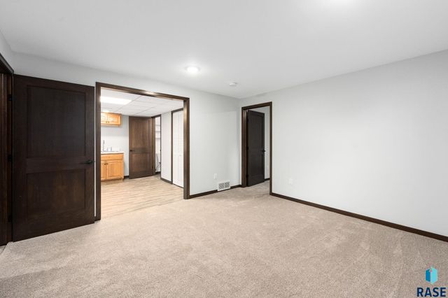 213 N Meyer Ln Lane, Sioux Falls, SD 57103