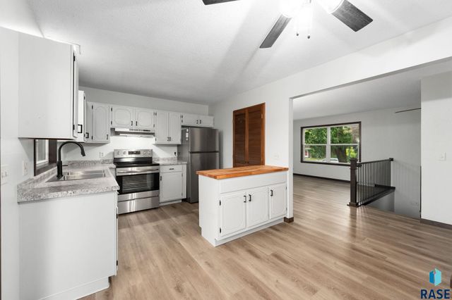 213 N Meyer Ln Lane, Sioux Falls, SD 57103