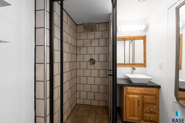 213 N Meyer Ln Lane, Sioux Falls, SD 57103
