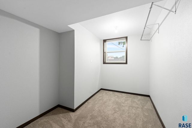 213 N Meyer Ln Lane, Sioux Falls, SD 57103