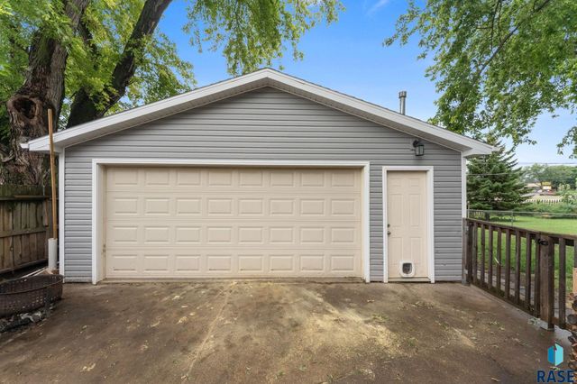 213 N Meyer Ln Lane, Sioux Falls, SD 57103