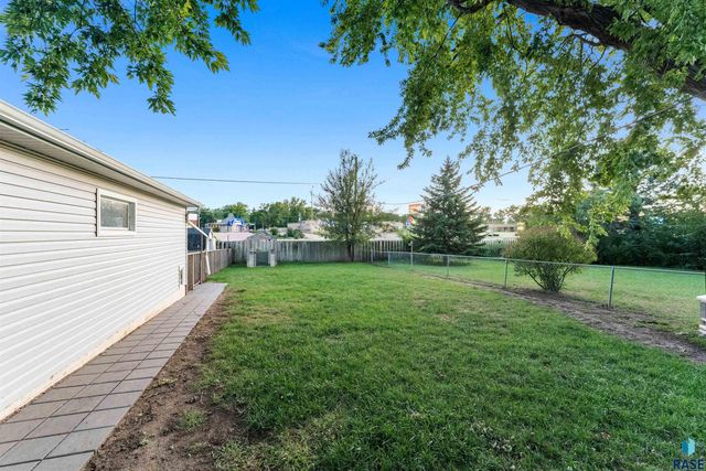 213 N Meyer Ln Lane, Sioux Falls, SD 57103