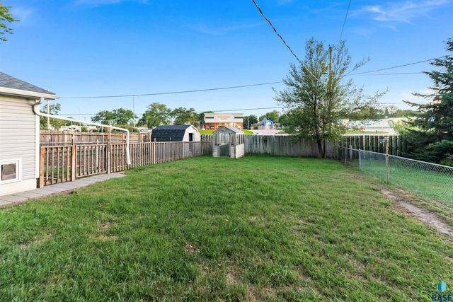 213 N Meyer Ln Lane, Sioux Falls, SD 57103