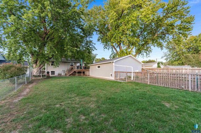 213 N Meyer Ln Lane, Sioux Falls, SD 57103