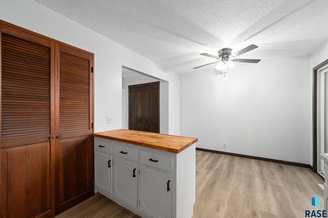 213 N Meyer Ln Lane, Sioux Falls, SD 57103