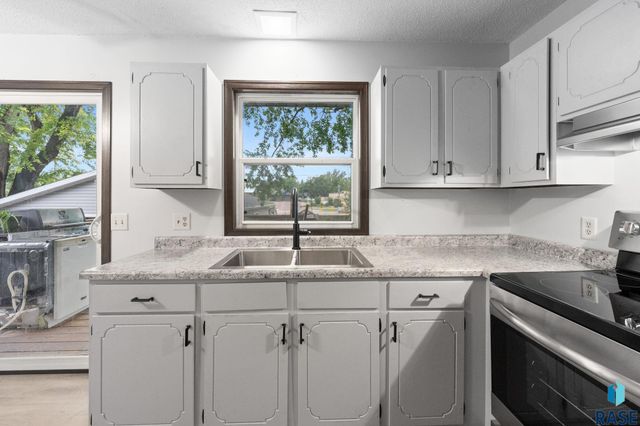213 N Meyer Ln Lane, Sioux Falls, SD 57103